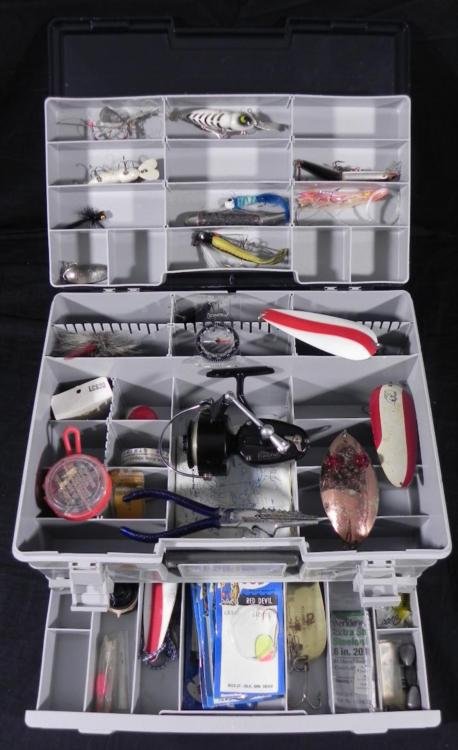 Complete Tackle Box with Accessories- Lures Chumps: This is a fisherman's dream. What else can you ask for and for such an incredilbe price, how could you possible go wrong?? Offered here is a complete tackle box full, I mean FULL of awesome access