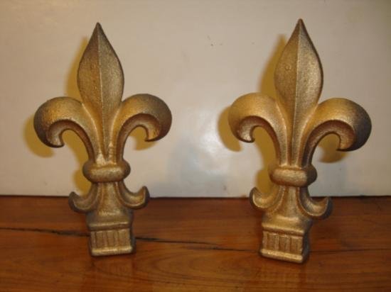 Pair of cast iron French Fleur de Lys: Very nice pair of cast iron French Fleur de Lys, excellent for decoration, book-ends... The English translation of "fleur-de-lis" (sometimes spelled "fleur-de-lys") is "flower of the lily." Th