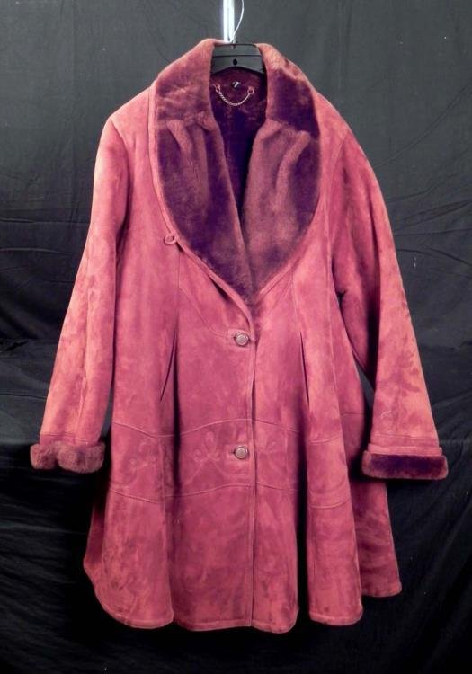 Jean Guise Ladies Suede & Faux Fur Coat Sz M: This ladies coat by designer Jean Guise is all suede with faux fur lining that shows luxuriously on the collar and the sleeves. The color is an intersting shade of dark brown/russet or or rust. It fea