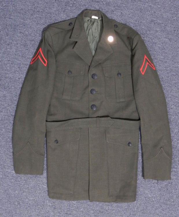 U.S. MARINE DRESS UNIFORM TUNIC-WOOL-VIET NAM 41XL: U.S. MARINE DRESS UNIFORM TUNIC-WOOL-VIET NAM ERA-SIZE 41XL--WITH BELT & CHEVRONS * * * GOOD CONDITION