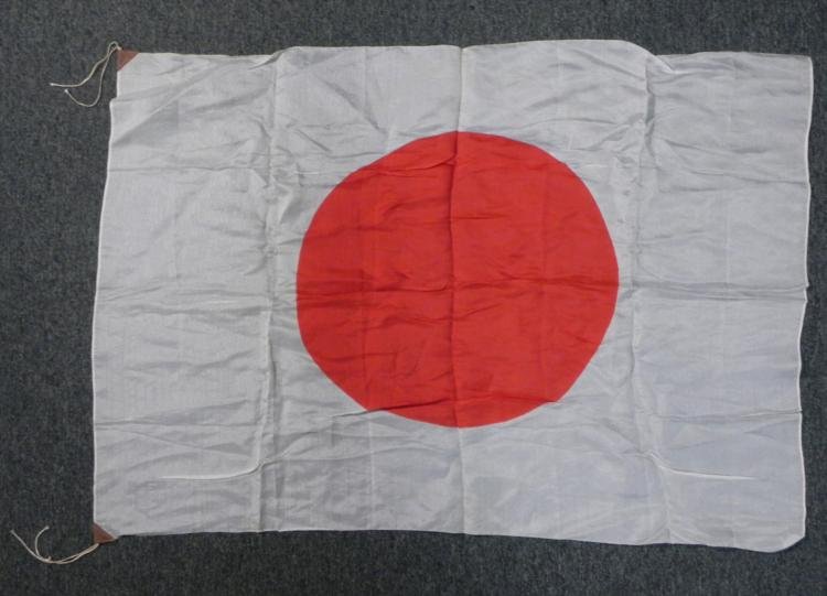 ORIGINAL WWII JAPANESE MEATBALL SILK FLAG: OFFERED HERE IS AN ORIGINAL WWII JAPANESE "MEATBALL" SILK FLAG. IT IS IN MINT CONDITION AND IS 26X36". THE FLAG HAS TWO EDGES & TIES IN CORNERS. THIS IS GREAT MARINE BRING BACK. *