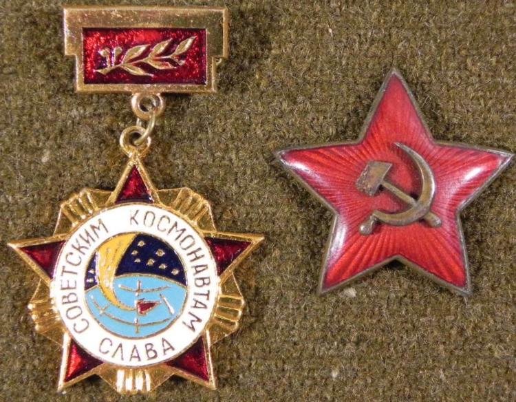 USSR SOVIET WWII ERA RED STAR W/HAMMER & SICKLE & MEDAL: USSR SOVIET WWII ERA RED STAR/ENAMEL W/HAMMER & SICKLE & MEDAL * MEDAL APPEARS TO BE POST-WWII *