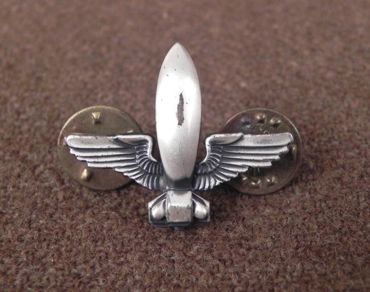 U.S. BOMBADIER/ROCKET? WINGS- STERLING/VANGUARD, NY: U.S. BOMBADIER/ROCKET? WINGS-CRIMP BACK-STERLING/VANGUARD, NY * APPROX 1 1/8"--WINGS, ROCKET POINTED UPWARDS *