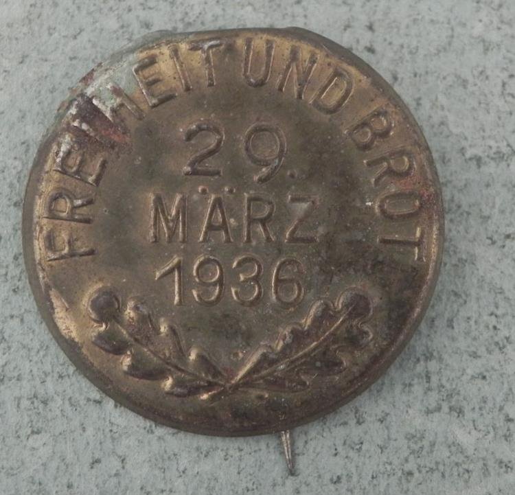 1936 NAZI PIN " FREIHEIT UND BROT"-"29 MARZ 1936": 1936 NAZI PIN " FREIHEIT UND BROT"-"29 MARZ 1936" * * HITLER NAZI PROPAGANDA PIN--APPROX 1"--MEANS FREEDOM AND BREAD *