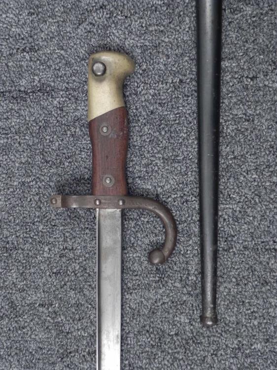 1874 FRENCH EPEE SWORD BAYONET-ST ETIENNE ARSENAL1878: 1874 FRENCH EPEE SWORD BAYONET-ST ETIENNE ARSENAL ENGRAVED 1878 * * BRASS POMMEL--WOOD GRIPS--BLUED SCABBARD--INSCRIBED ON SPINE OF BLADE--BLADE IS 20 1/2"---O/A LENGTH IS 26"