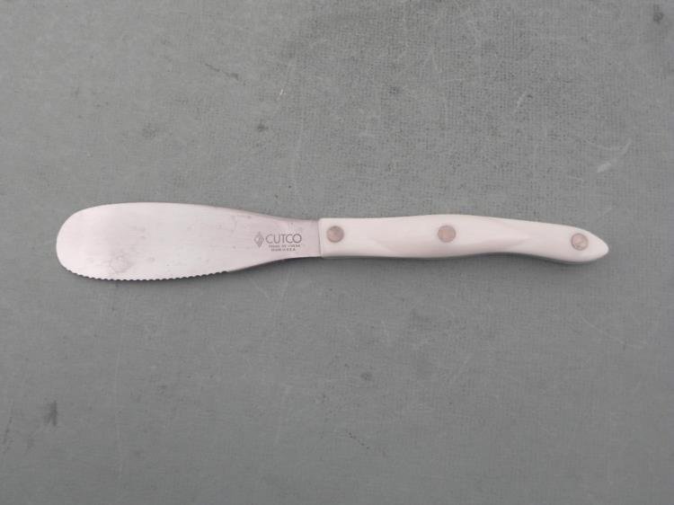 Cutco Serrated Spatula Spreader Knife Pearl Handle 1768: This is a Cutco brand Number 1768 serrated Spatula Spreader with Pearl white handle. * The handle is ergonomically designed, and the Double-D Edge is extra sharp. * * This one is used, and in very goo