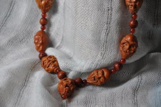 Antique oriental carved boxwood rosary with carnelian: Normal 0 Antique oriental carved boxwood rosary with carnelian andbamboo beads 34 inches long. Elaborately hand-carved boxwood rosary consistsof 17 faces. Good condition, some age cracks.