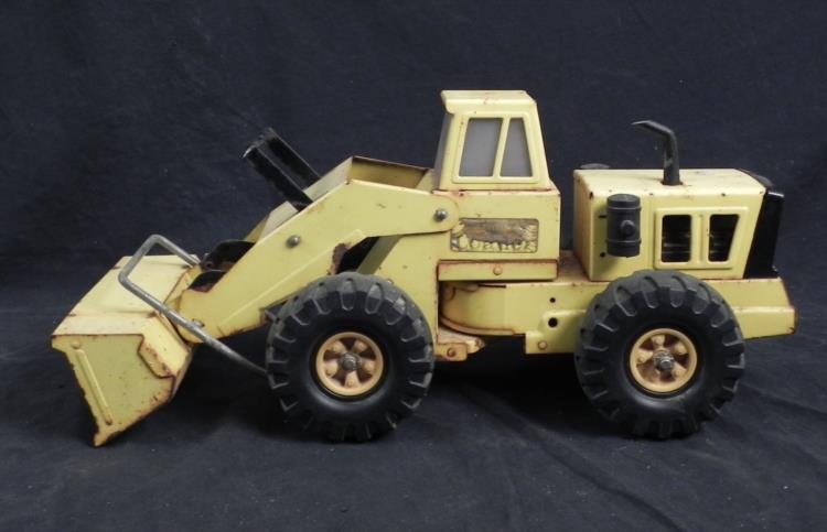 Tonka Large Vintage Loader Construction Truck 1970s: This is a large toy Loader Construction Truck by Tonka, circa 1970's. This has a hand grip design, with handle that allows you to rotate the scoop. This vehicle is all steel, with rubber parts, and pl