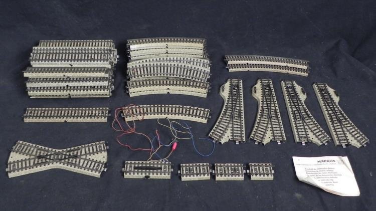 50 Pc Lot Marklin Vintage Model Railroad Track HO Gauge: Here are 50 pieces vintage Marklin HO gauge model railroad tracks. They were made in West Germany. These appear to be in very good condition. Included are: * * 7" straight (x21) * 7 1/2" curved (x17) 