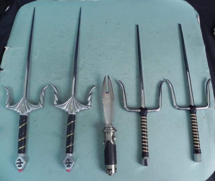 4 COMBAT SKEWERS AND A THROWING BLADE WITH HANDLE: 4 COMBAT SKEWERS AND A THROWING BLADE WITH HANDLE-CONTEMPORARY-HIGH QUALITY * * GREAT LOOKING REDOS OF MEDIEVEL DUELING SKEWERS AND A KNIFE WITH A PUSH BUTTON RELEASE OF BLADE ON A TETHERING CORD *