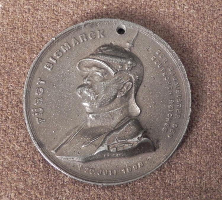 1898 GERMAN OTTO VON BISMARCK DEATH MEDALLION-ORIG-: 1898 GERMAN OTTO VON BISMARCK DEATH MEDALLION-ORIG-2 3/8" DIAMETER * * LARGE BISMARCK MEDALLION READS "FURST BISMARCK DER BAUMEISTER DES DEUTSCHEN REICH" (BUILDER OF THE GERMAN REICH) 3/8" THICK-BISMA