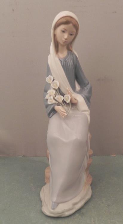 Lladro Girl With Lillies Seated # 4972 Flowers Figurine: This Lladro woman is holding lovely freshly picked lillies. Title: Girl with Lillies Seated Number: 4972 Year issued: 1977 Year retired: 1997 Size: 9 1/4 inches tall Markings: Blue Lladro backstamp, w
