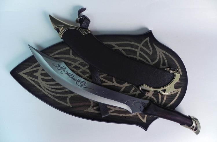 ELVEN KNIFE OF STRIDER-LORD OF THE RINGS- HUGE KNIFE: ELVEN KNIFE OF STRIDER-LORD OF THE RINGS--20030-HUGE KNIFE, PLAQUE GREAT QUALITY ITEM FROM 2003 LORD OF THE RINGS SERIED--SOLID WOOD HANDLE--SOLID METAL POMMEL--3/16" THICK SOLID TEMPERED STAINLESS ST