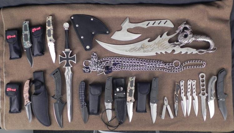 20 PC KNIFE COLLECTION w/KNIVES, SWORDS & KNIFE CHAINS: 20 pc KNIFE COLLECTION OF CONTEMPORARY KNIVES,SWORDS & KNIFE CHAINS RECENT VINTAGE