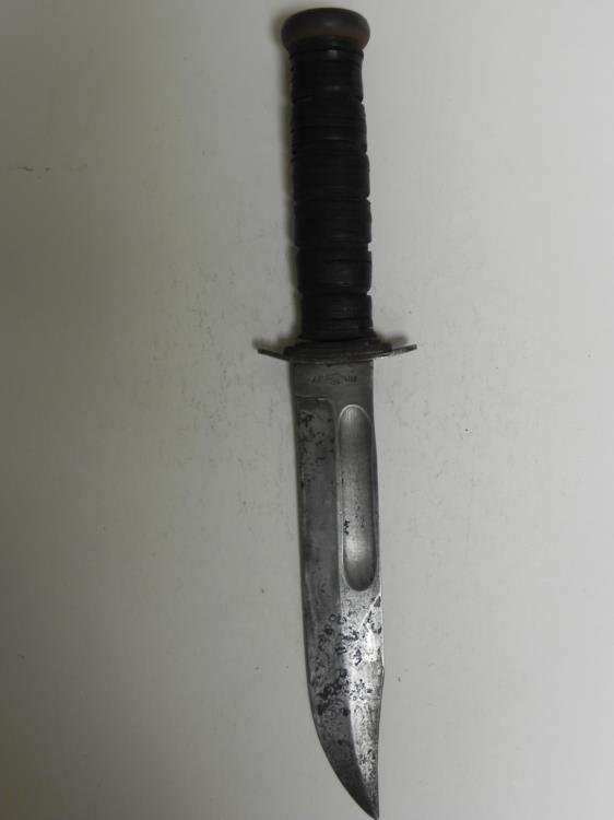US WWII NAVY PAL MARK 2 FIGHTING KNIFE-PAL-RH37: OFFERED HERE IS A US WWII NAVY PAL MARK 2 FIGHTING KNIFE. 7" BLADE--BOWIE TYPE BLADE-LEATHER WASHER GRIP-RICASSO MARKED "U.S. NAVY" AND REVERSE "PAL-RH 37"-NO SHEATH-POMMEL TOP PIN ANCHOR R