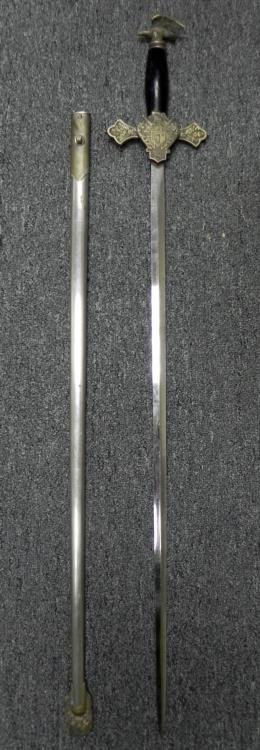 VINTAGE FRATERNAL KNIGHTS OF COLUMBUS SWORD: HERE IS A VINTAGE FRATERNAL KNIGHTS OF COLUMBUS SWORD W/EAGLE POMMEL. IT HAS AN EBONY GRIP, SINGLE WINGED EAGLE POMMEL,--CROSSGIARDWITH FILEGREE AND K OF C INSIGNIA--BRIGHT 28" BLADE--