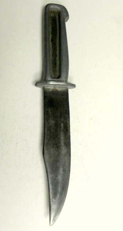 OLD METAL CAST GRIP BOWIE KNIFE-INDENTED GRIP: THIS IS AN OLD METAL CAST GRIP BOWIE KNIFE-INDENTED GRIP. INTERESTING KNIFE-SHARP BLADE--ONE PC CAST GRIP AND CROSSGUARD--NEEDS A CLEANUP
