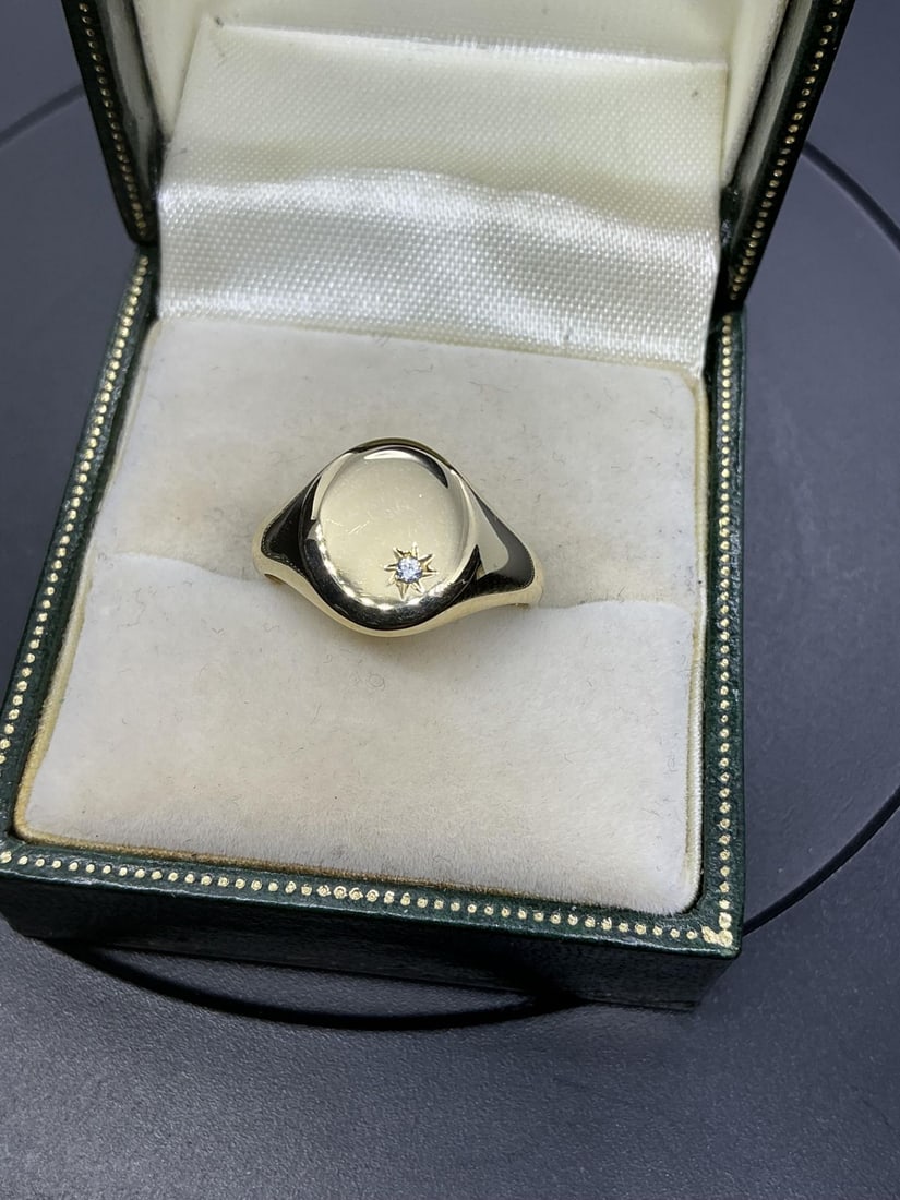 9k YELLOW GOLD CYGNET RING STAR DESIGN ON FACE 2.7 (1 of 2)