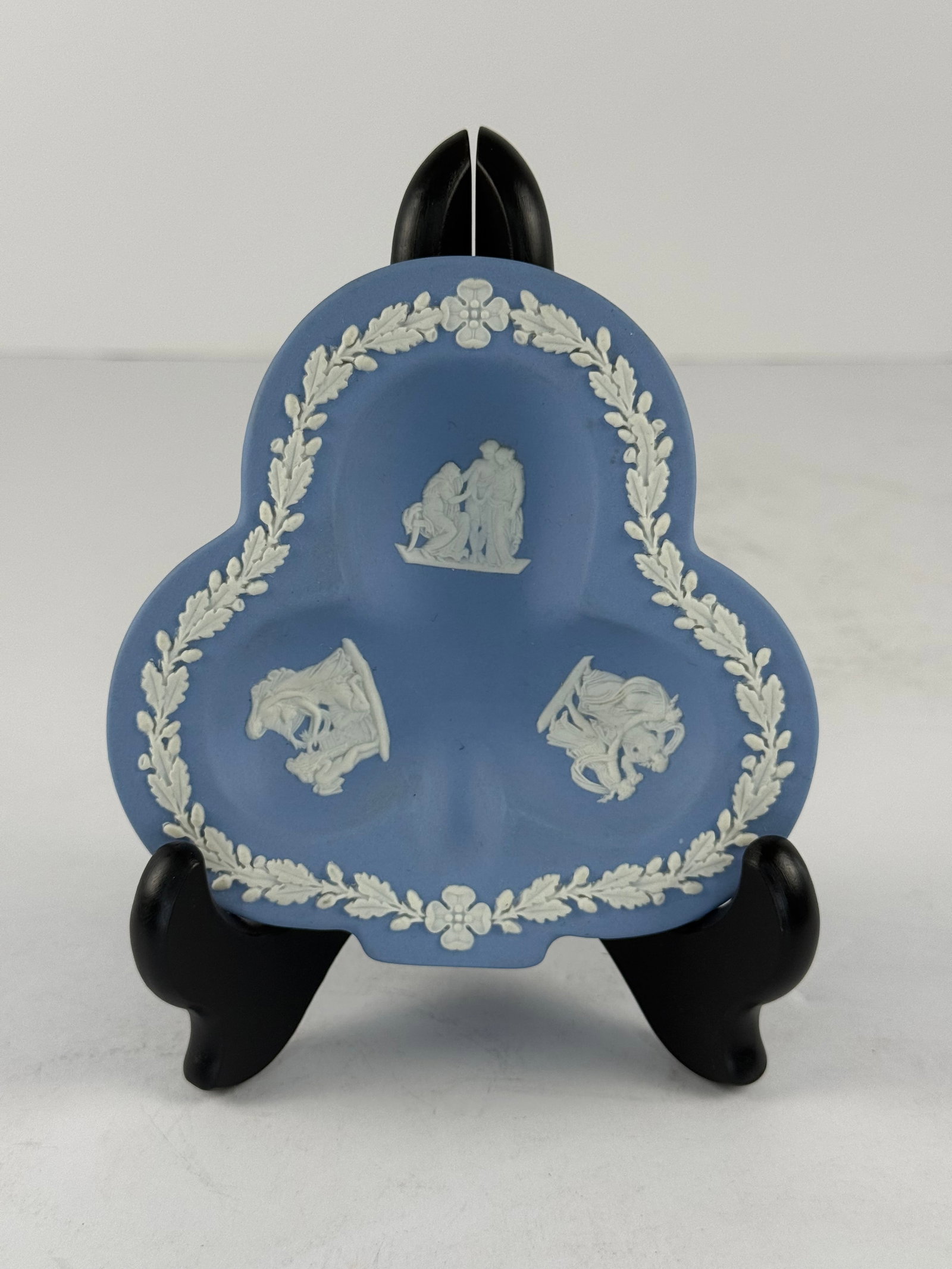 Wedgwood Blue Jasperware Tri-Lobed Trinket Dish: An authentic Wedgwood blue jasperware tri-lobed trinket dish, finely executed in the firm’s iconic matte ground with applied white neoclassical relief decoration. The piece features a distinctive cl
