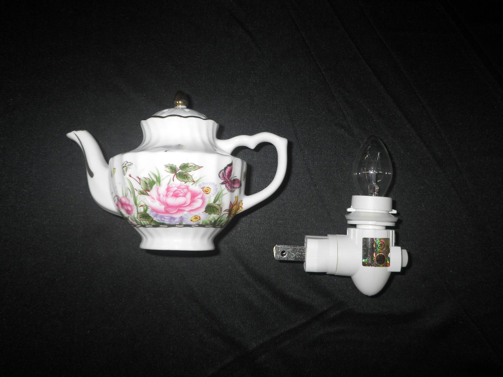 Pair Tea Pot Night Light: Pair Tea Pot Night Light. Dimensions: 6x5x4 (each)