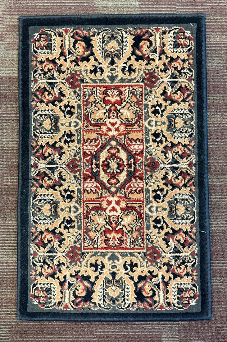 Machine-Made Rug 1'9" x 2'9" (1 of 2)