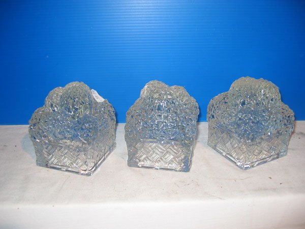 82D: LALIQUE non signé : lot de 3 couvercles: LALIQUE non signé : lot de 3 couvercles à bonbonnières