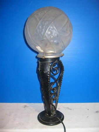 87D: Lampe art déco pied en fer forgé MULLER: Lampe art déco pied en fer forgé, abat jour MULLER