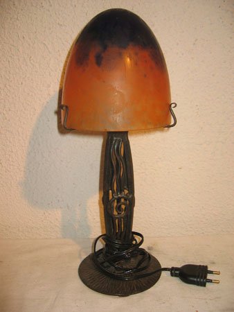 135D: Lampe DAUM: Lampe pied en fer forgé et abat jour en verre nuagé DAUM hauteur 36cm