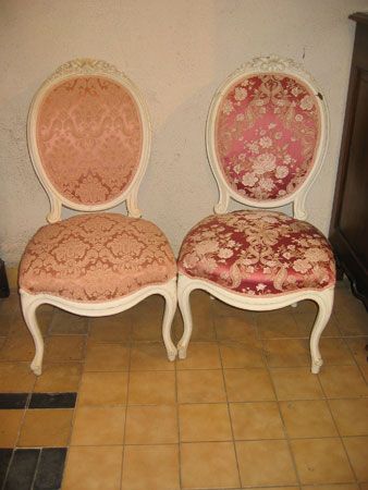 CHAISES DE SALON STYLE LOUIS XV (79M): 2 chaises de salon de style Louis XV recouvertes de façon différente