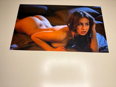 We are delighted to present our special Christmas Auction, featuring an exceptional selection of fine art photography and a curated mix of collectible artworks. This holiday edition brings together a refined assortment of iconic photographs, signed prints, and unique pieces, offering collectors the opportunity to acquire meaningful works just in time for the festive season. Our catalogue showcases important and highly curated photographs, including celebrated artists, cinematic imagery, and rare editions that stand out for their quality, provenance, and visual impact. Several works are accompanied by documentation, signatures, or certificates. Whether you are a seasoned collector or looking for the perfect gift, this auction offers a unique chance to secure remarkable pieces at competitive prices. Thank you for your attention, and happy bidding!