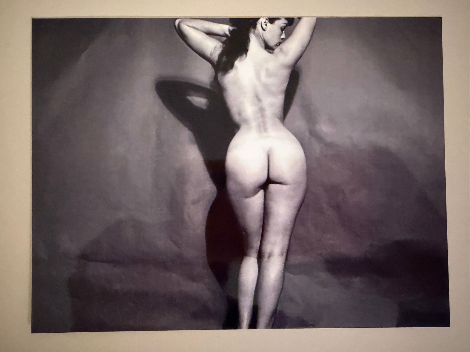 Bunny Yeager – Bettie Page, Vintage Signed Photograph, c. 1950s (12 × 17 cm): Original vintage photograph depicting Bettie Page, icon of 1950s American pin-up culture, photographed by Bunny Yeager.This authentic print is hand-signed by Bunny Yeager and produced on professional