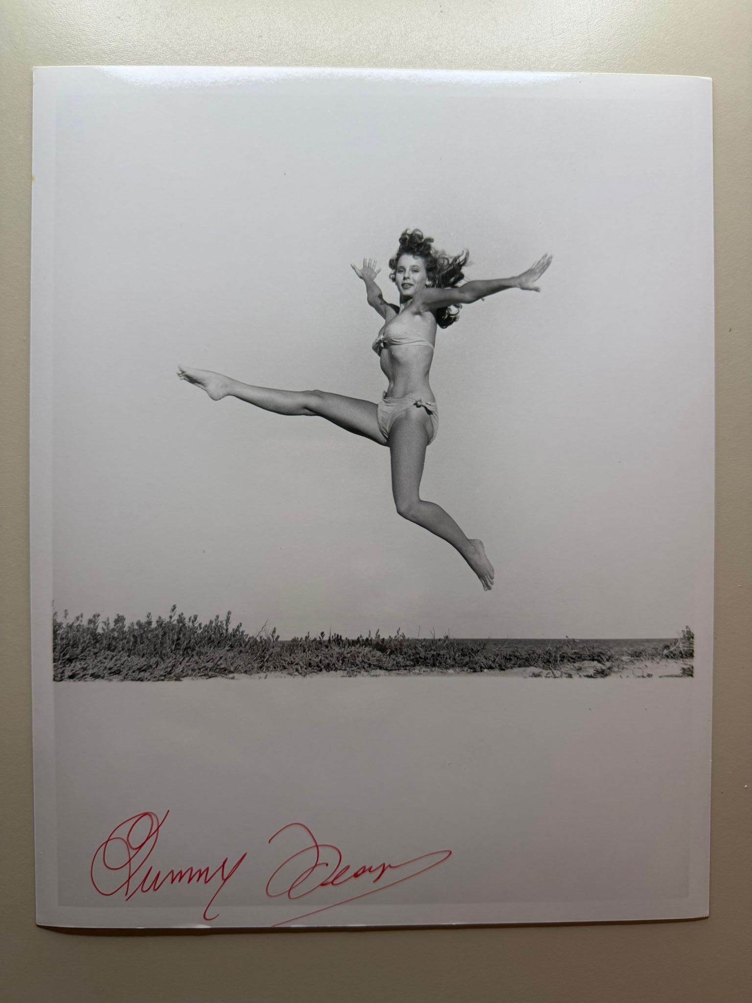 Bunny Yeager – Signed Silver Gelatin Photograph: Original photograph by Bunny Yeager.———Silver gelatin print.———Signed by the artist.———Studio stamp on the verso.———From the private collection of Kim Goodwin, as per stamp on