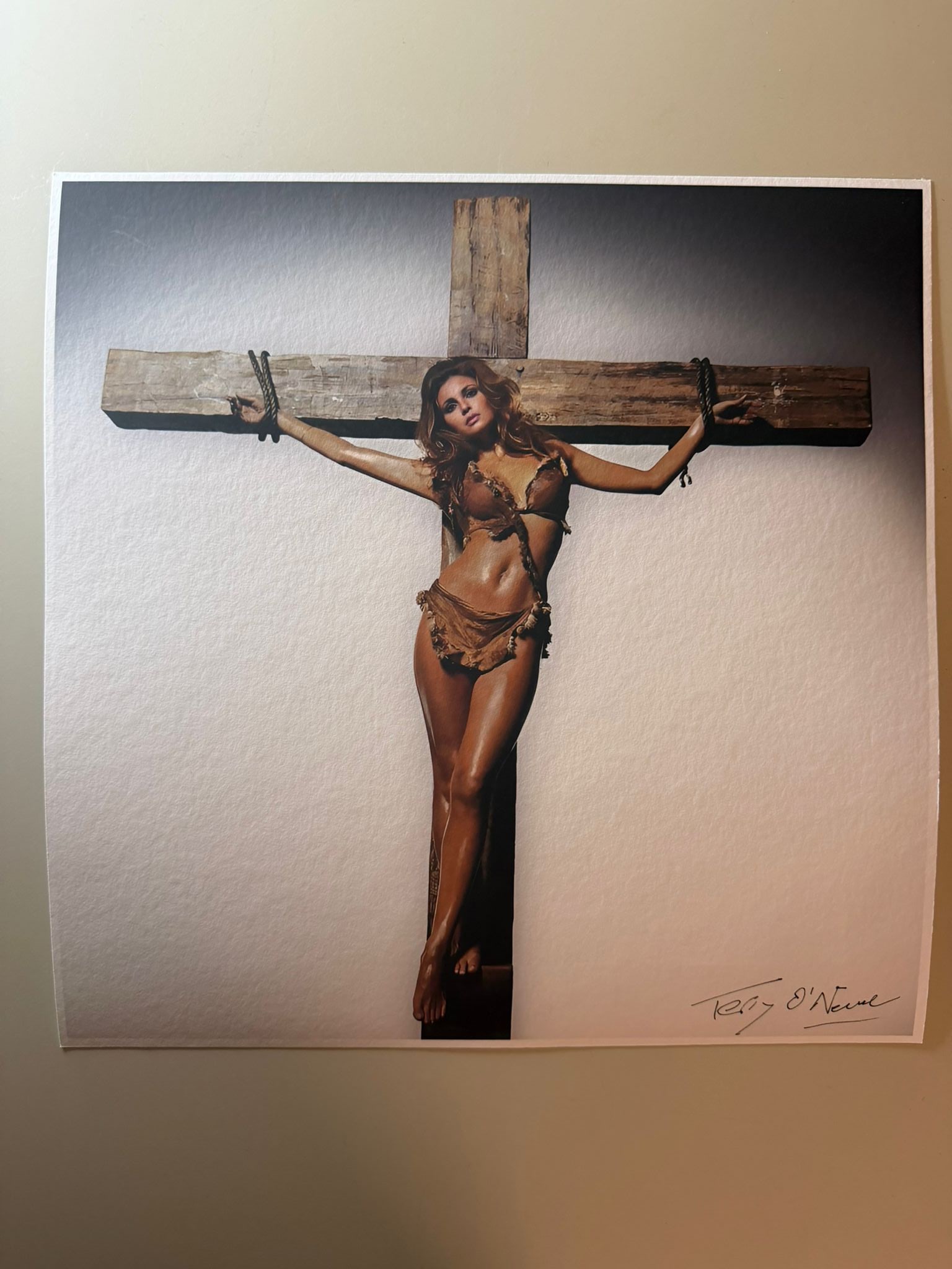 Terry O’Neill – Raquel Welch, 1968 – Signed – 34.5 × 34.5 cm – Museum Paper: Artist: Terry O’Neill————————————Subject: Raquel Welch————————————Year: 1968————————————Title: Raquel Welch (as per original a