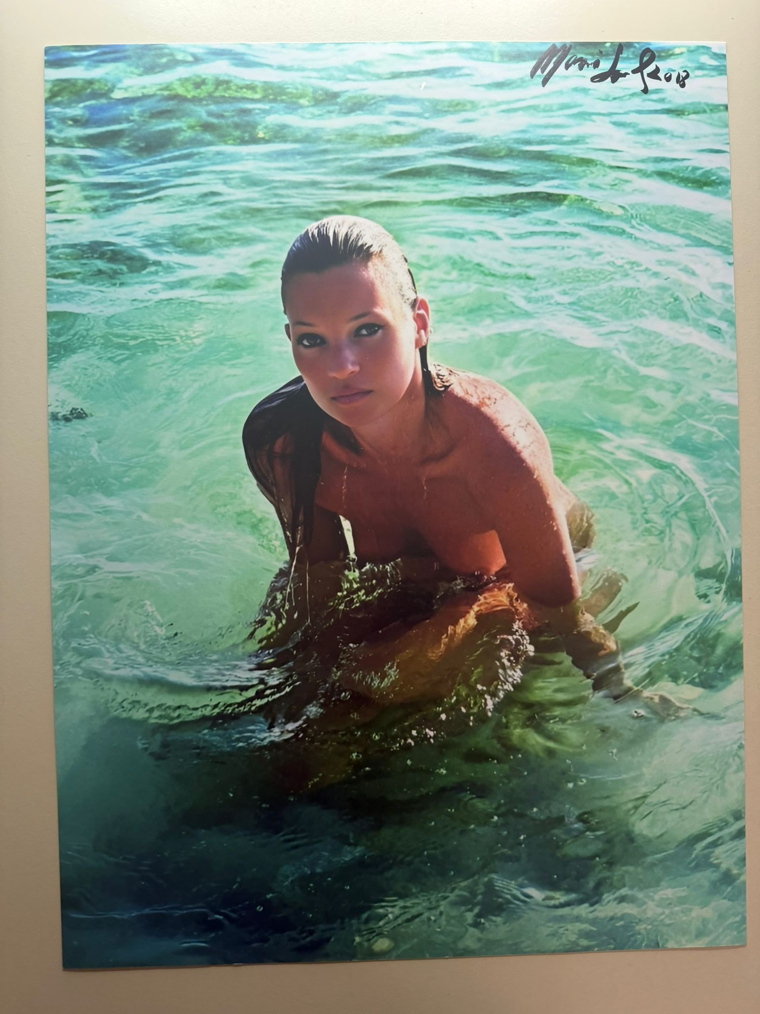Kate Moss – Mario Sorrenti – Signed – 30 x 39 cm: Color photographic print portraying Kate Moss, captured by Mario Sorrenti in his iconic sensual beach aesthetic.Hand-signed on the front (lower right corner) by Mario Sorrenti.The image reflects Sorre