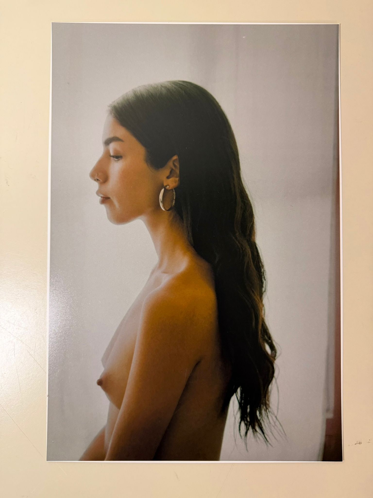 Unknown Photographer – Untitled (Profile Portrait) | Signed Photograph: An original contemporary photographic print depicting a minimalist profile portrait of a young woman. The work is characterized by its refined composition, soft natural light and intimate atmosphere, 