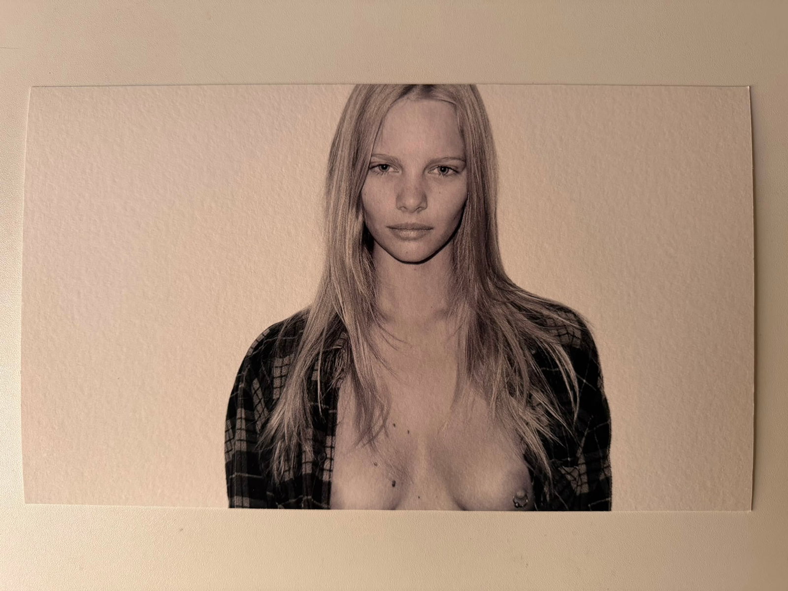 Terry Richardson – Portrait of Abbey Lee Kershaw | Original Fine Art Print (32x19 cm) –: Terry Richardson (b. 1965)Portrait of Supermodel Abbey Lee KershawMedium: Fine Art Print on Heavy Coated Satin/Textured PaperDimensions: 32 x 19 cm (approx. 12.6 x 7.5 inches)Signature: Hand-signed on