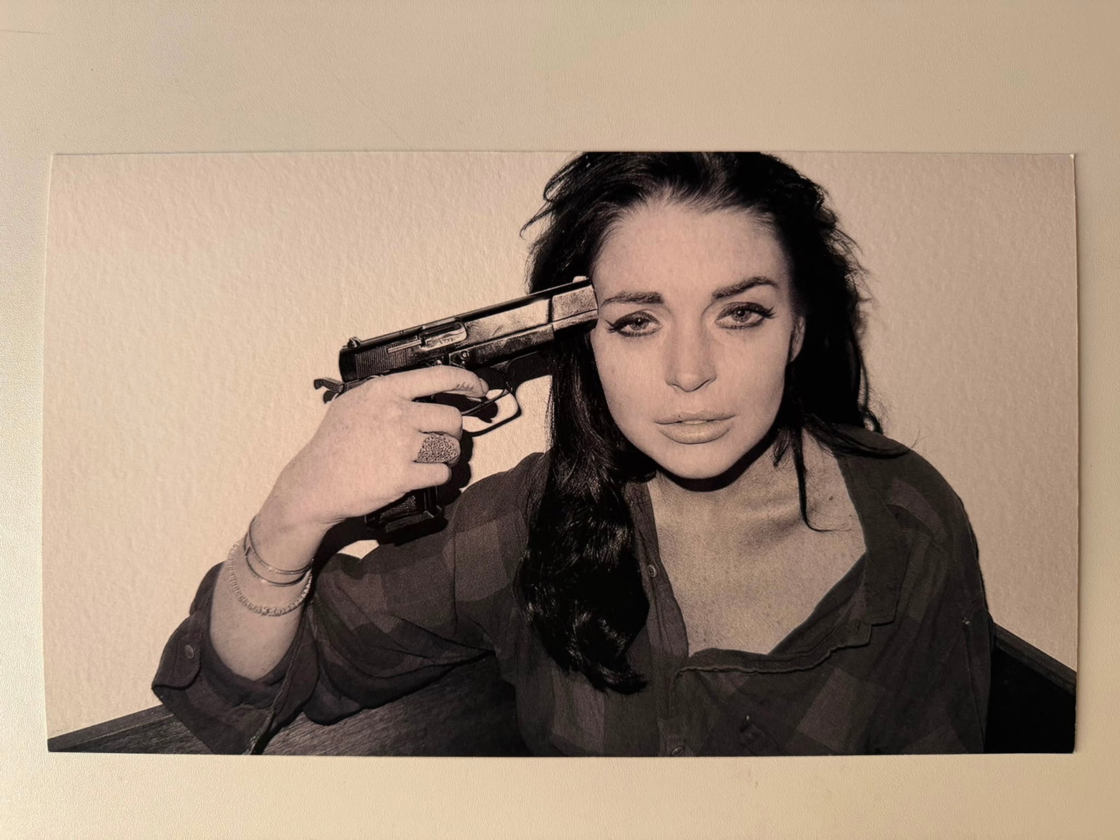 Terry Richardson – Portrait of Lindsay Lohan with Gun (2012) | Original Fine Art Print (32x19 cm): Terry Richardson (b. 1965)Portrait of Lindsay Lohan holding a gun to her head (2012)Medium: Fine Art Print on Heavy Coated Satin/Textured PaperDimensions: 32 x 19 cm (approx. 12.6 x 7.5 inches)Signatu