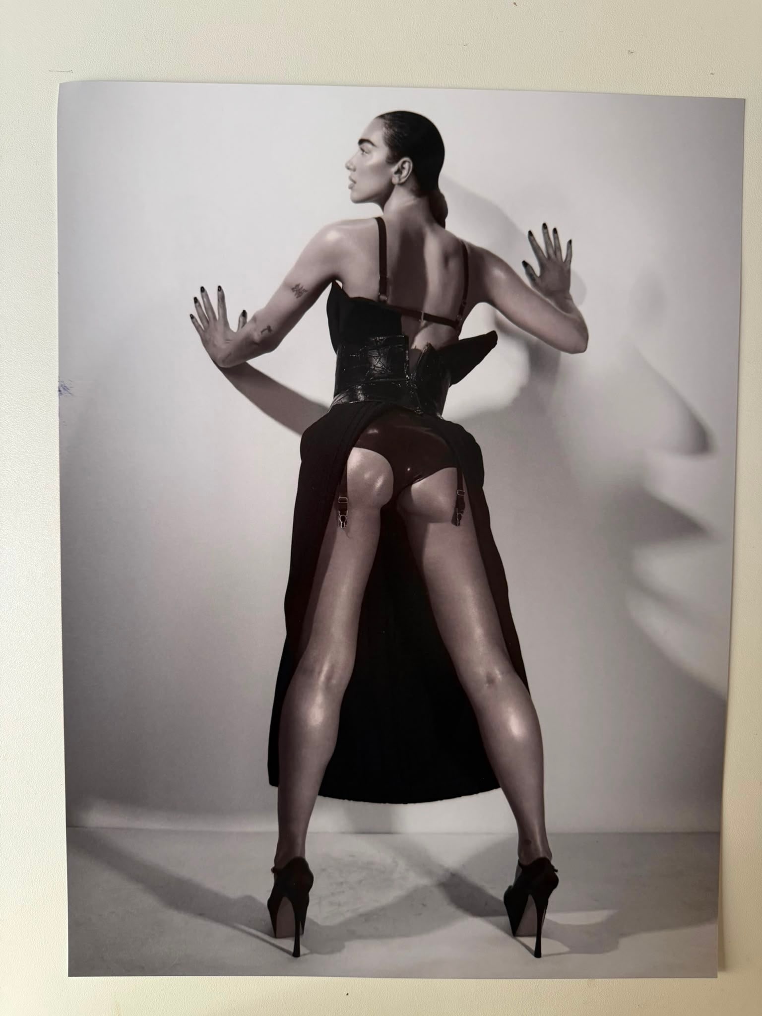 Dua Lipa – Full-Length Back View (Vogue Archive Collection) | Certified Limited Edition Fine Art: Dua LipaOfficial Vogue Archive Collection Edition – Full-Length Back ViewMedium: Fine Art Photographic Print on Premium Satin Paper StockDimensions: 37 x 27 cm (approx. 14.5 x 10.6 inches)Inscriptio