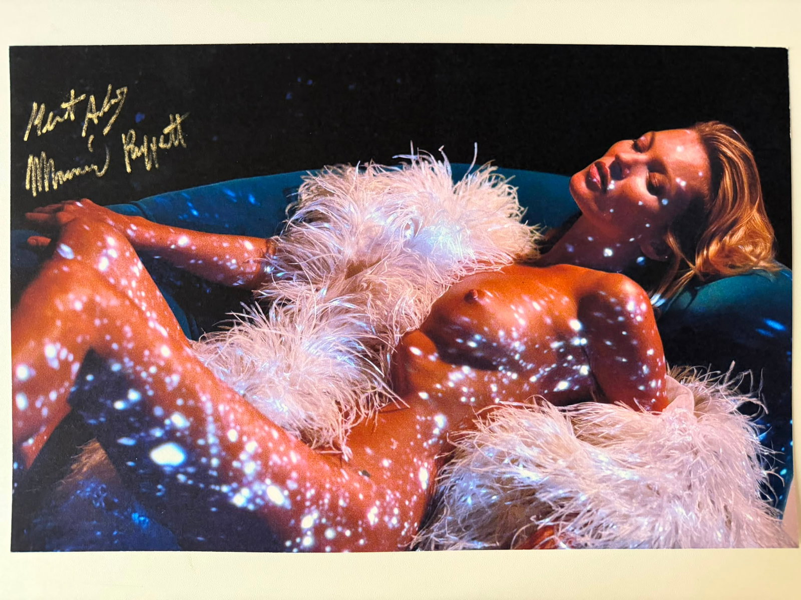 Mert Alas & Marcus Piggott – Portrait of Kate Moss | Original Fine Art Baryta Print (37x27 cm) –: Mert Alas & Marcus Piggott (Mert & Marcus)Portrait of Supermodel Kate MossMedium: Fine Art Silver Halide / Baryta Paper Print (Carta Baritata)Dimensions: 37 x 27 cm (approx. 14.5 x 10.6 inches)Signatu