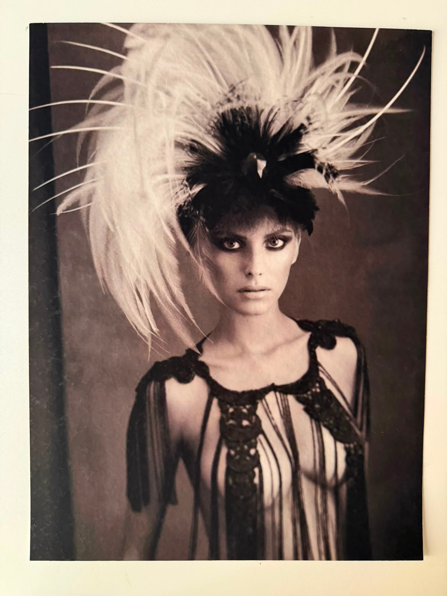 Marc Lagrange – Cabaret (2010) | Original Signed & Hand-Numbered Fine Art Print (37x23 cm) –: Marc Lagrange (1957–2015)Title: CabaretYear of Creation: 2010Medium: Fine Art Print on Textured Heavyweight Archival Paper StockDimensions: 37 x 23 cm (approx. 14.5 x 9.0 inches)Edition: Numbered 78