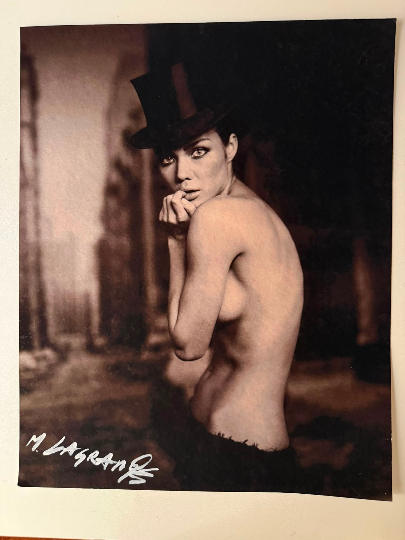 Marc Lagrange – Cabaret (2010) | Original Fine Art Print – Front Signed & Hand-Numbered: Marc Lagrange (1957–2015)Title: CabaretYear: 2010Medium: Fine Art Print on Heavyweight Archival Textured Paper StockDimensions: 34 x 26 cm (approx. 13.4 x 10.2 inches)Edition: Numbered 33/200 on ver