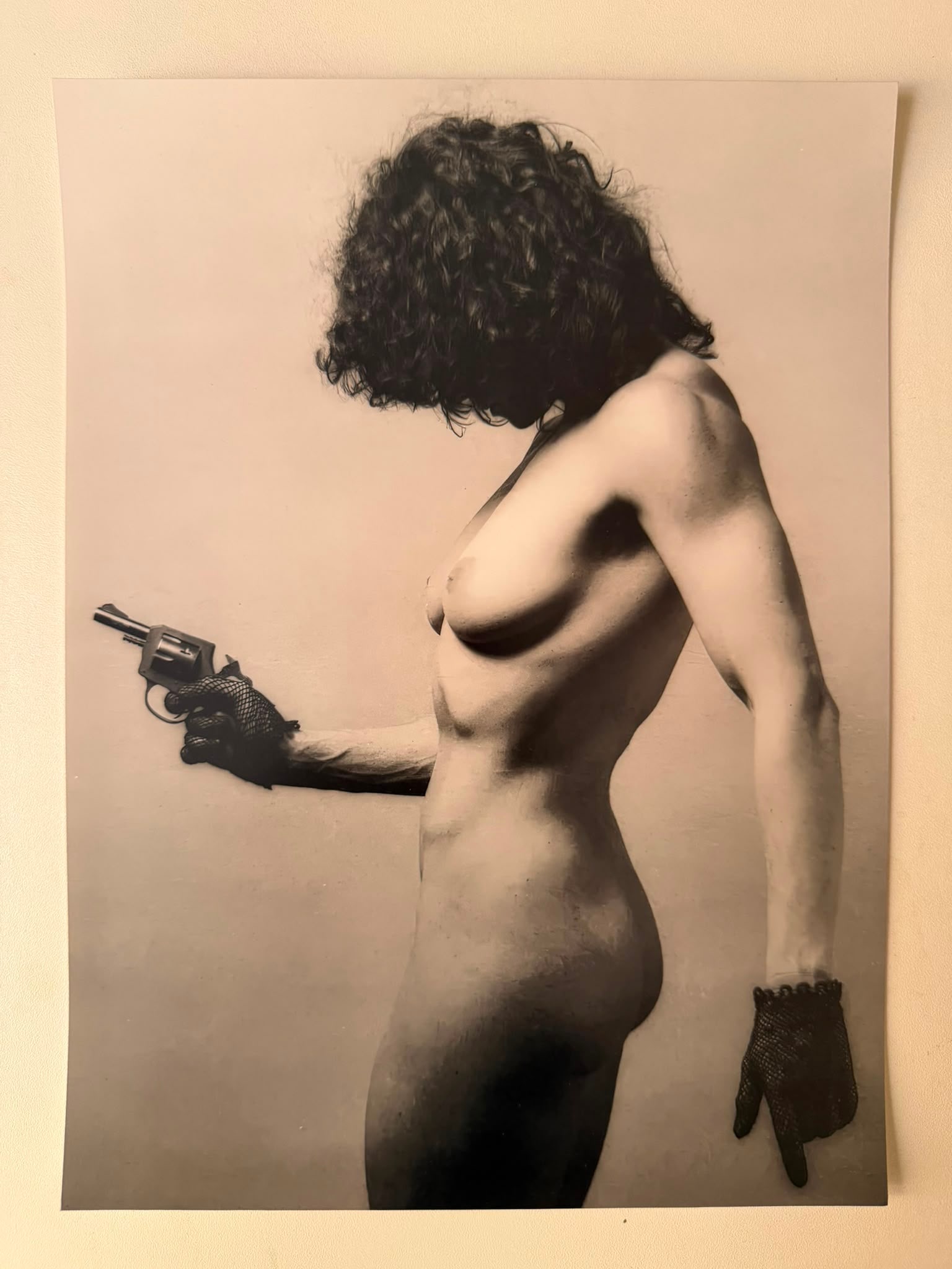 Robert Mapplethorpe – Lisa Lyon (1982) | Estate Printed Fine Art Print (approx. 30x40 cm) –: Robert Mapplethorpe (1946–1989)Title: Lisa Lyon with Gun (1982)Medium: Fine Art Silver Gelatin / Archival Photographic PrintDimensions: Approx. 30 x 40 cm (11.8 x 15.7 inches)Authentication & Inscri