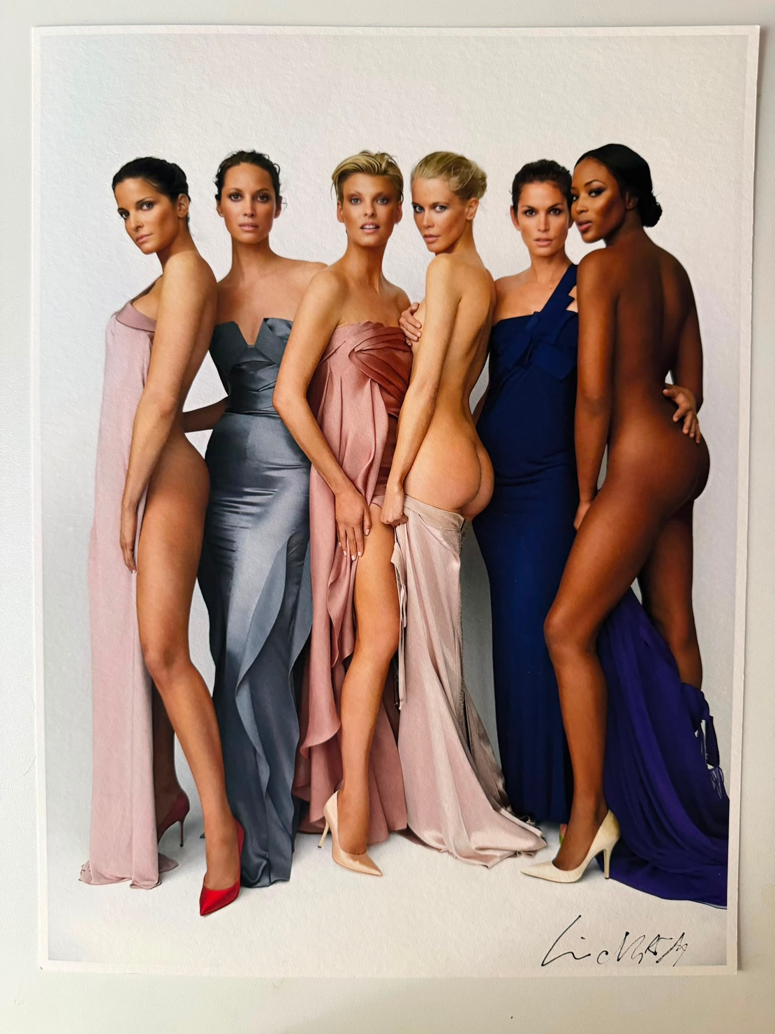 Patrick Demarchelier – The Supermodels (Vogue Italia, 2008) | Fine Art Print Hand-Signed - Linda: Patrick Demarchelier (1943–2022)Title: The Supermodels (Stephanie, Christy, Linda, Claudia, Cindy, Naomi)Publication: Vogue Italia (September 2008)Medium: Fine Art Print on Heavyweight Archival Fine