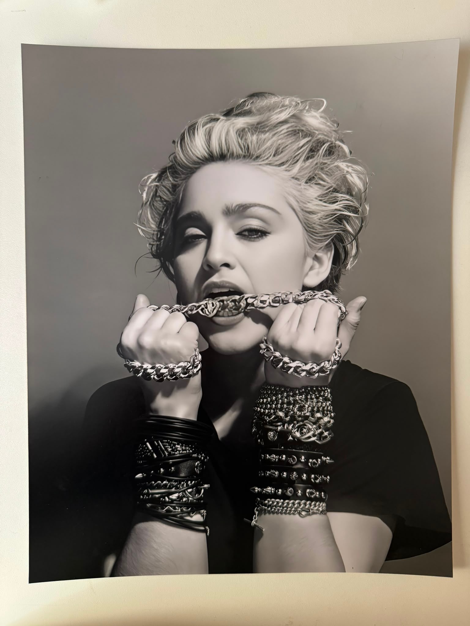Madonna – Iconic Chain Portrait (1980s Era) | Fine Art Photographic Print (28x35 cm) –: Madonna (Pop Icon)Title: Chain & Studs Portrait SessionMedium: Fine Art Silver Halide / Archival Photographic PrintDimensions: 28 x 35 cm (approx. 11 x 13.8 inches)Authentication (Verso):Official red 