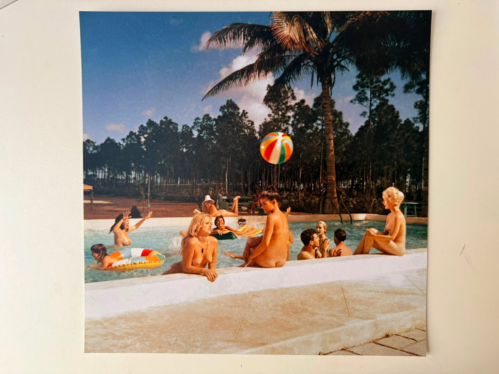 Bunny Yeager – Untitled (Pool Party) | Signed Photograph - 29x29 cm: An original colour photograph by the pioneering American photographer Bunny Yeager (1929–2014), internationally celebrated for her influential contribution to glamour photography and her iconic coll
