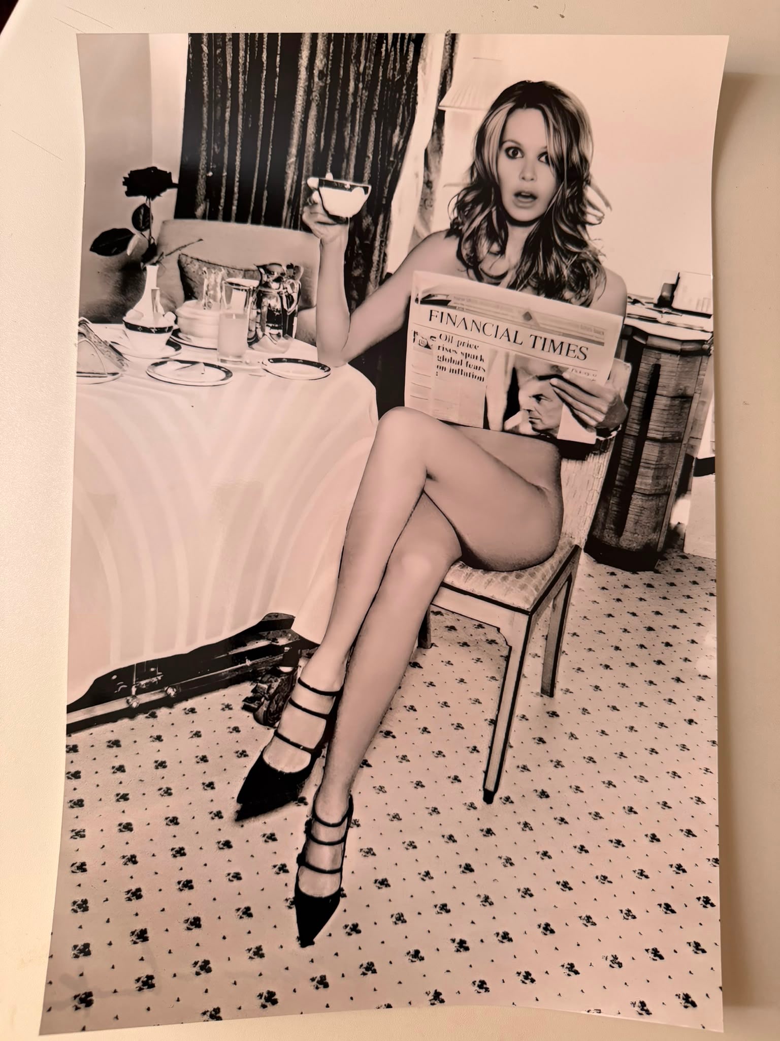 Ellen von Unwerth – Elle Macpherson with Financial Times (2004) | Hand-Signed Silver Gelatin Print: Ellen von Unwerth (Photographer) & Elle Macpherson (Subject)Title: Elle Macpherson Reading Financial TimesYear of Work: 2004Medium: Silver Gelatin Print (Stampa ai sali d'argento)Dimensions: 45 x 30 c
