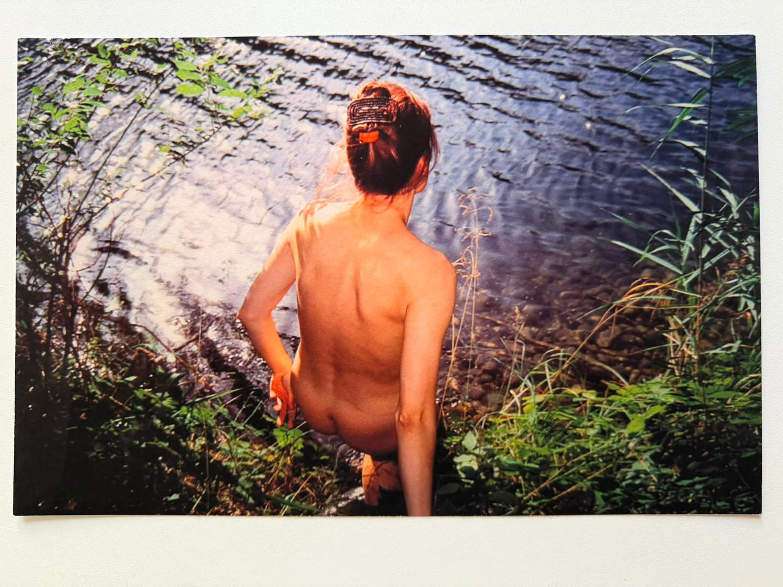 Nan Goldin – Geno in the lake, Bavaria (1994) | Hand-Signed Cibachrome Print (22x33 cm): Nan Goldin (American, b. 1953)Title: Geno in the lake, BavariaYear of Work: 1994Medium: Cibachrome Print on Baryta Paper (Stampa Cibachrome su carta baritata)Dimensions: 22 x 33 cm (approx. 8.7 x 13 i