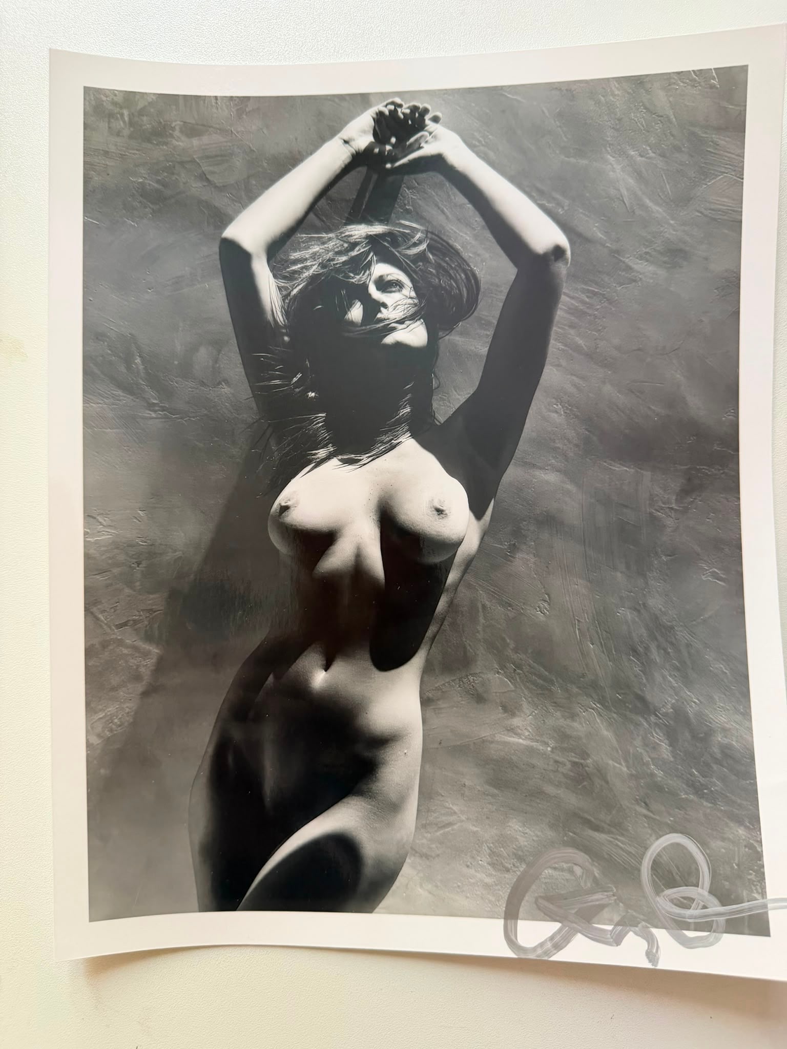 Greg Gorman – Nude (1988) | Hand-Signed Vintage Silver Gelatin Print (37x30 cm): Greg Gorman (American, b. 1949)Title: NudeYear of Work: 1988Medium: Vintage Silver Gelatin PrintDimensions: 37 x 30 cm (approx. 14.6 x 11.8 inches)Signatures & Authentication (Recto/Margin):Hand-signe