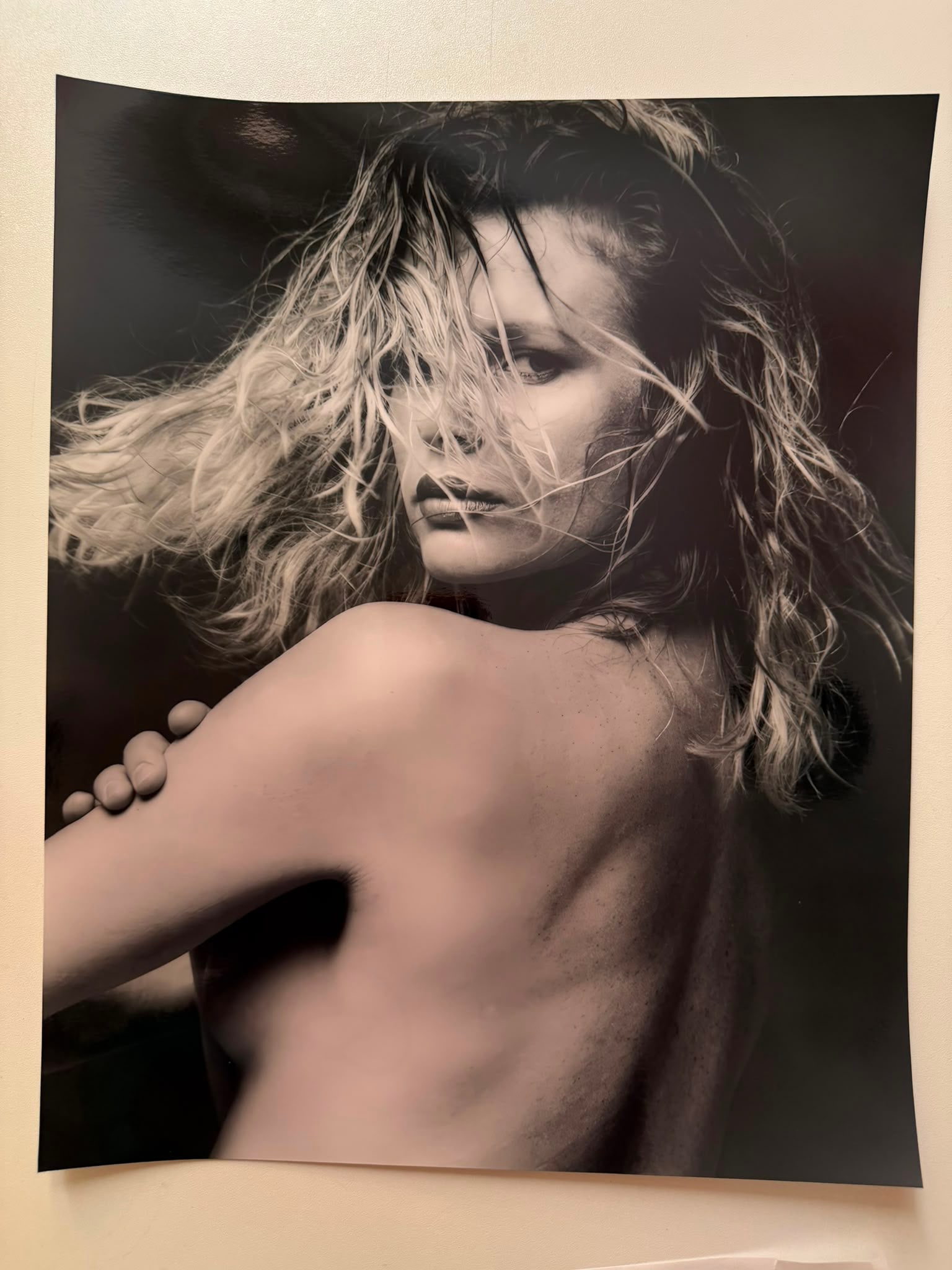 Greg Gorman – Kim Basinger Iconic Portrait | Hand-Signed Silver Gelatin Print (37x30 cm): Greg Gorman (American, b. 1949)Title: Kim Basinger PortraitMedium: Silver Gelatin Print (Stampa alla gelatina d'argento)Dimensions: 37 x 30 cm (approx. 14.6 x 11.8 inches)Signatures & Inscriptions (Ve