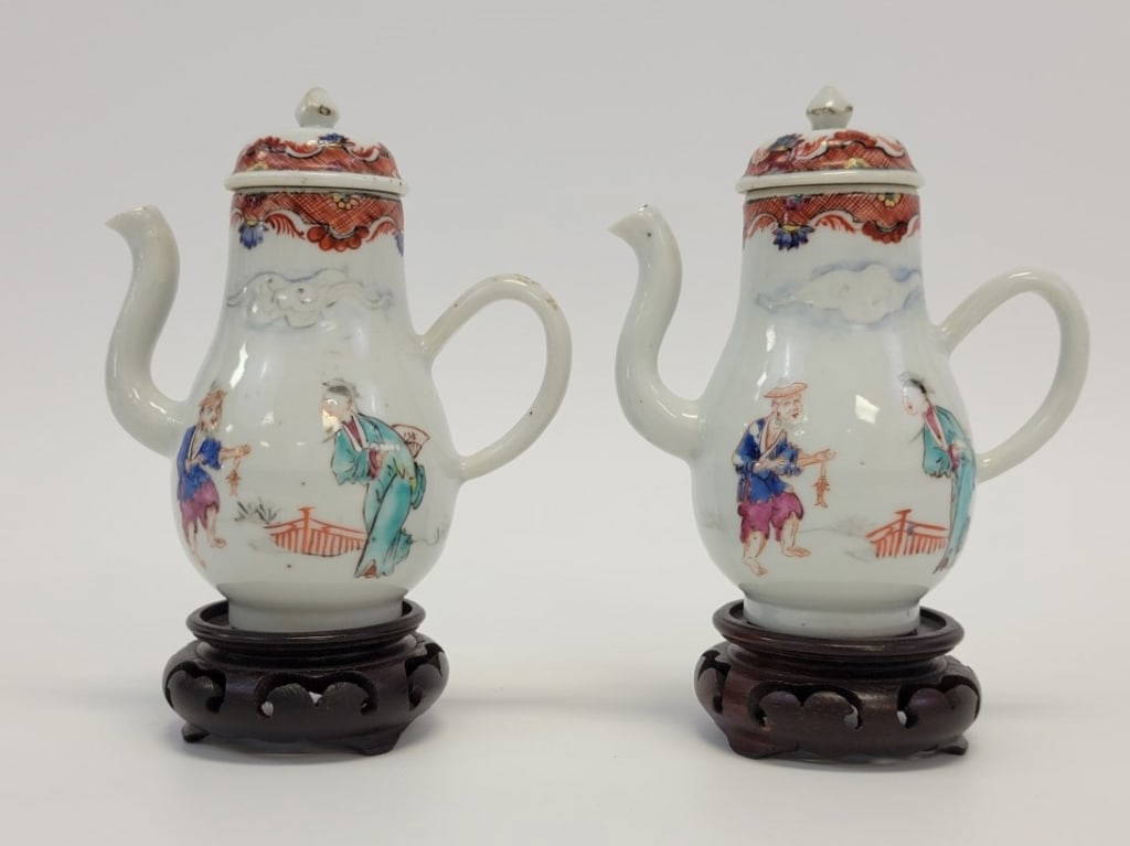 TWO CHINESE EXPORT FAMILLE ROSE CRUETS MINI TEAPOT